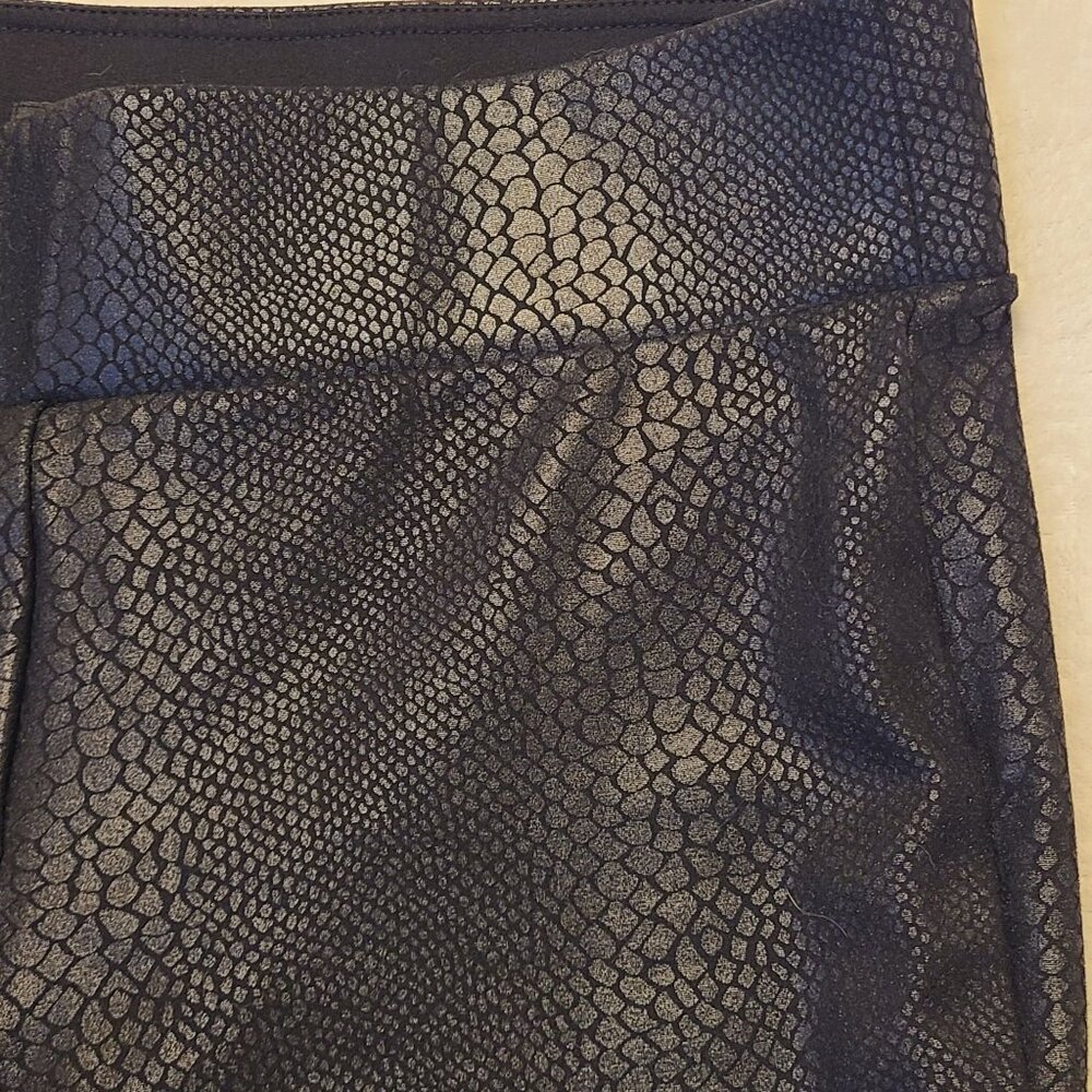 Torrid Pixie Cropped Snake Print Leggings Pull On Pants Size 2R - Picture 3 of 9